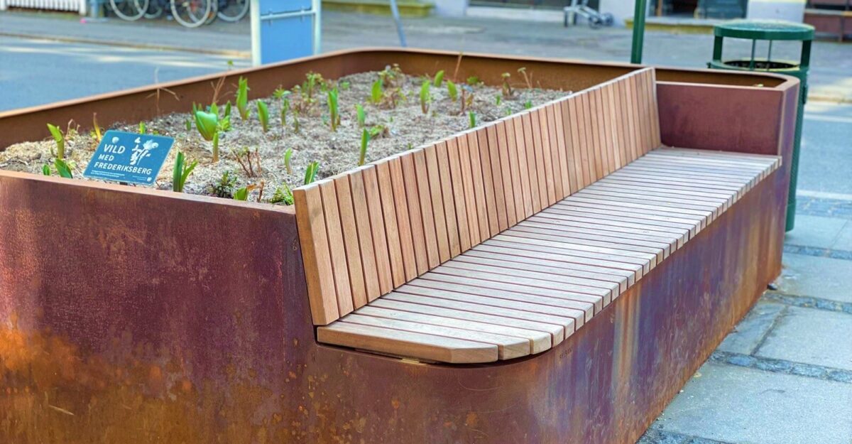 en unik plantekasse i cortenstål med en bænk af mahogni planker i Frederiksberg