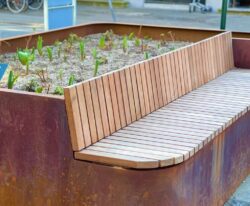 en unik plantekasse i cortenstål med en bænk af mahogni planker i Frederiksberg