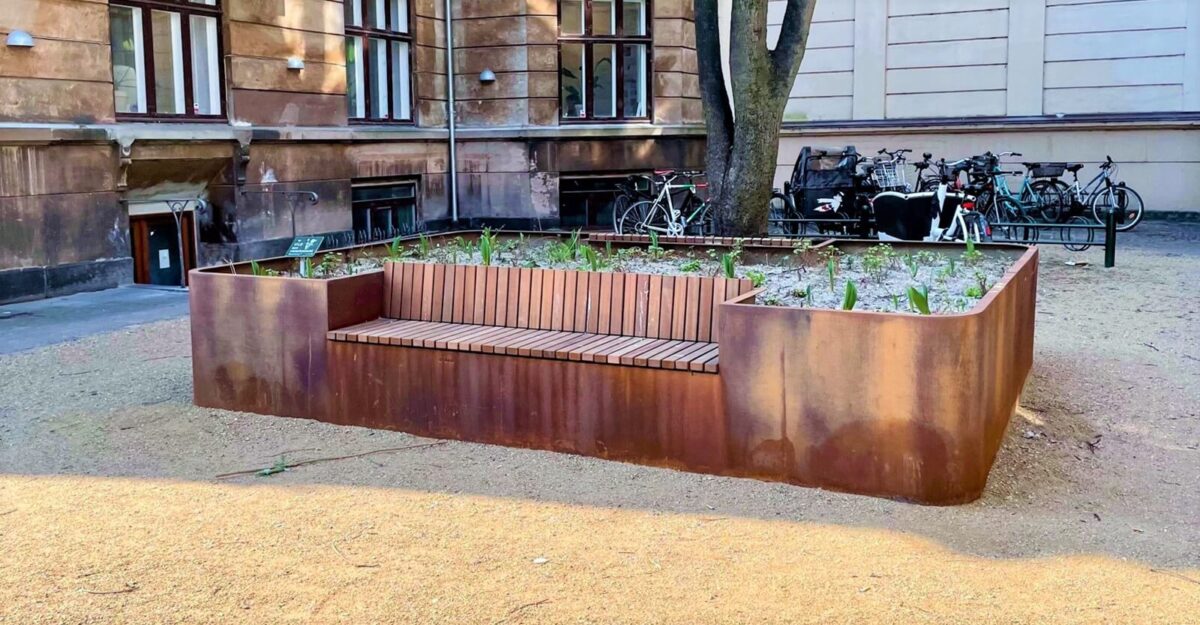 en unik plantekasse i cortenstål med en bænk af mahogni planker i Frederiksberg
