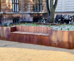 en unik plantekasse i cortenstål med en bænk af mahogni planker i Frederiksberg