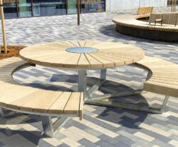 By Bangs nye fristående bord-og-bænk-modeller i galvaniseret stål og beklædt med mahogni træ på Hærvevejen i Viborg