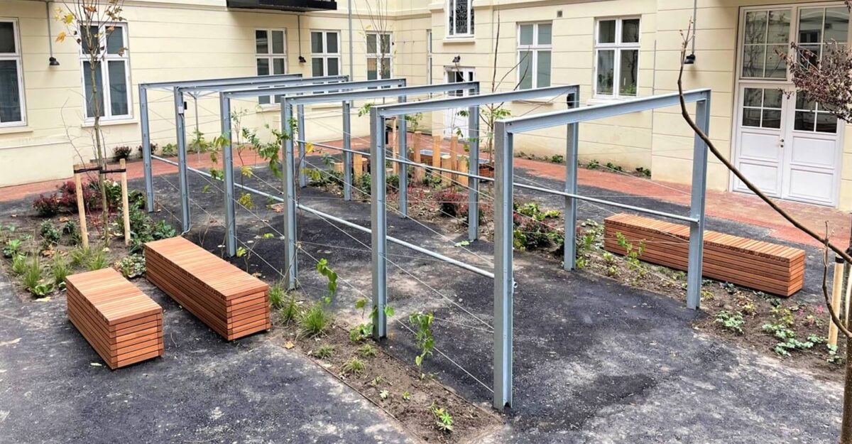fremstilling af pergola-lignende overdækninger beklædt med træ til at indeholde affaldsbeholdere i Puggaardsgades karréen i København