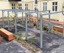 fremstilling af pergola-lignende overdækninger beklædt med træ til at indeholde affaldsbeholdere i Puggaardsgades karréen i København