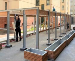 fremstilling af pergola-lignende overdækninger beklædt med træ til at indeholde affaldsbeholdere i Puggaardsgades karréen i København