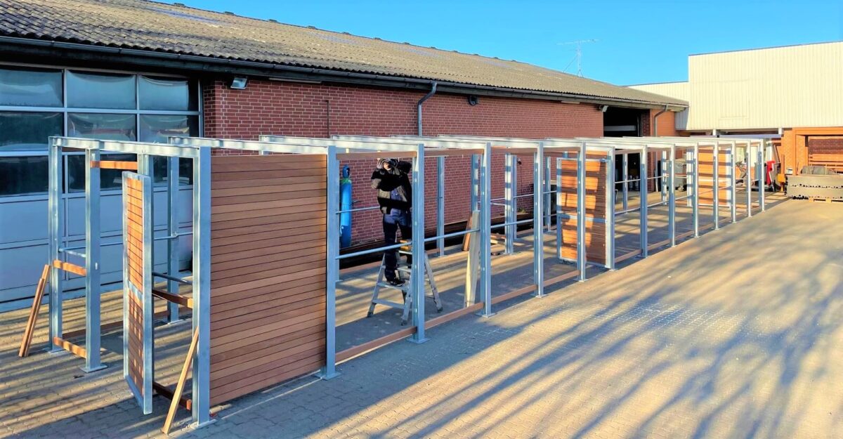 fremstilling af pergola-lignende overdækninger beklædt med træ til at indeholde affaldsbeholdere i Puggaardsgade karréen i København
