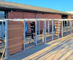 fremstilling af pergola-lignende overdækninger beklædt med træ til at indeholde affaldsbeholdere i Puggaardsgade karréen i København