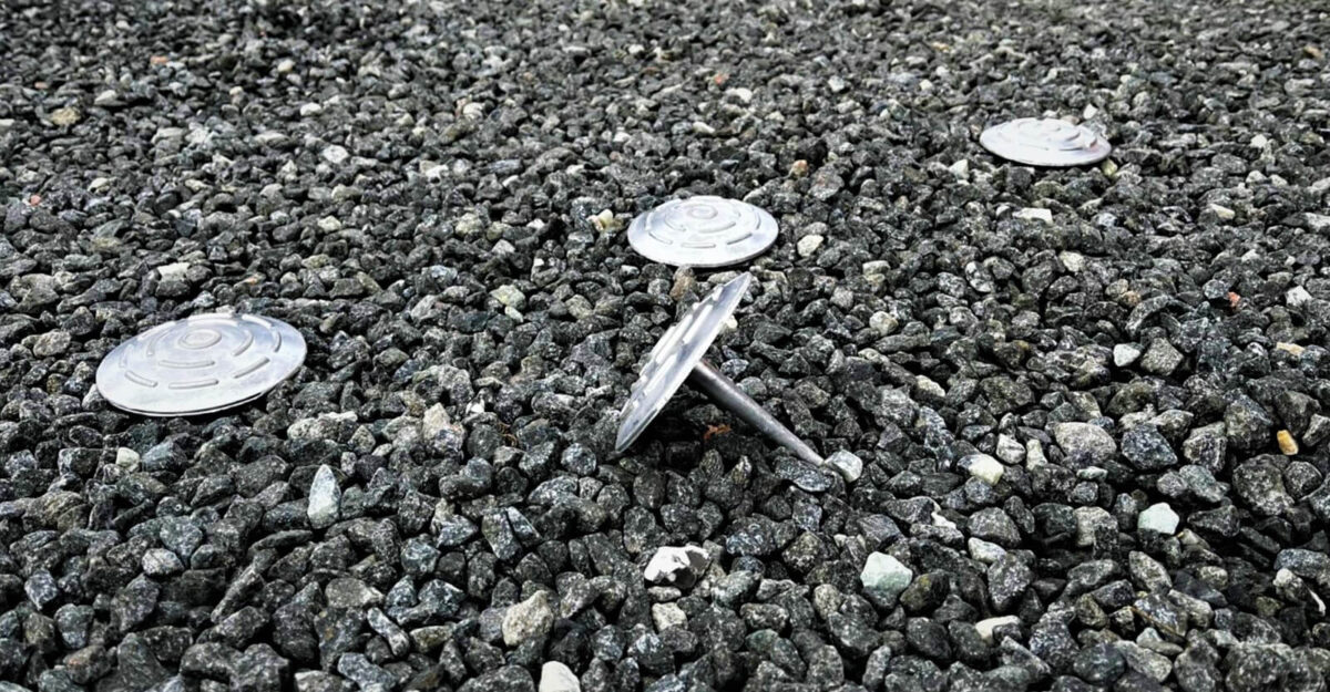 vejsøm (markeringssøm) i aluminium med refleksbånd og rustfri spyd på parkeringsplads til vejmarkering eller p-pladser