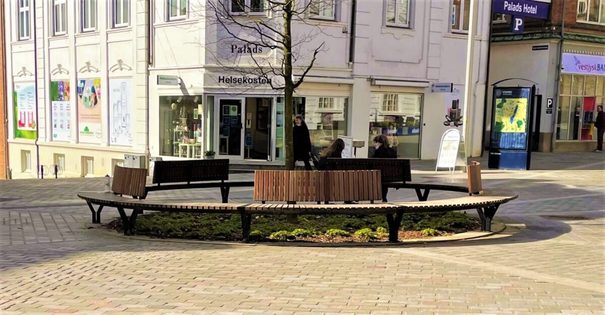 CREPA plint i Viborg med FSC-certificeret mahogni forskønner bymidten. Runde bænke og cirkel plinte skaber indbydende opholdsrum. Kontakt os i dag!