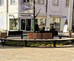 CREPA plint i Viborg med FSC-certificeret mahogni forskønner bymidten. Runde bænke og cirkel plinte skaber indbydende opholdsrum. Kontakt os i dag!