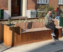 Plantekasse med indbygget bænk på Frederiksberg