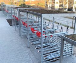 stor cykeloverdækning med cykelparkering i to etager