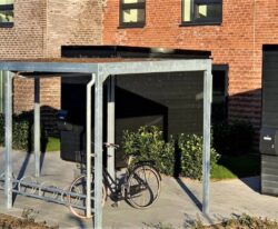 casa 01 cykeloverdækning i galvaniseret stål med en række af cykelstativer til mange cykler og et sedum tag