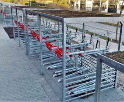 Etage parkering – Pladsoptimering og Brugervenlig Cykelparkering i To Etager under overdækning fra By Bang