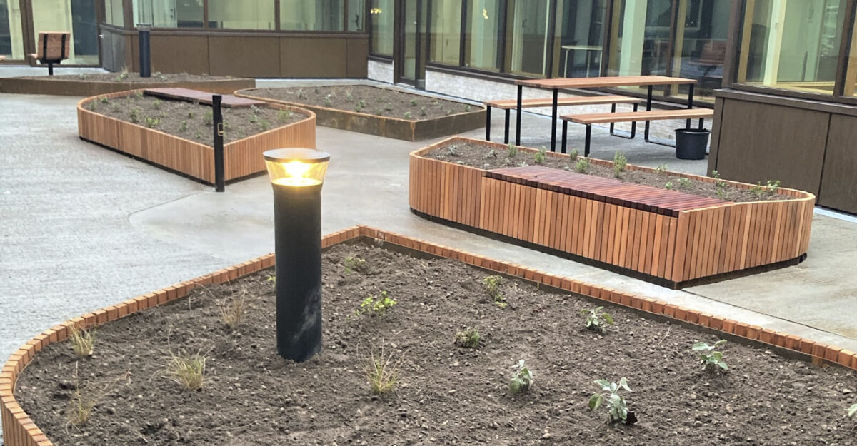 hospitalets gårdhave med By Bangs plantekasser med bænk og bordbænkesæt