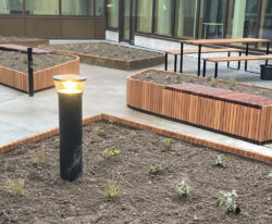hospitalets gårdhave med By Bangs plantekasser med bænk og bordbænkesæt