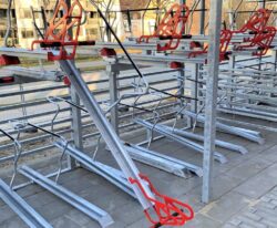 Etage parkering – Pladsoptimering og Brugervenlig Cykelparkering i To Etager