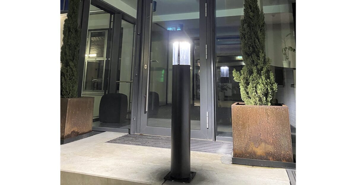 klassisk Lys pullert i galvaniseret stål og malet i sort med en indbygget LED lampe