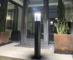 klassisk Lys pullert i galvaniseret stål og malet i sort med en indbygget LED lampe