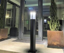 klassisk pullert lampe i galvaniseret stål og malet i sort med en indbygget LED lampe