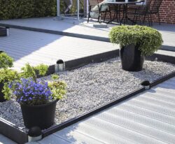 BY BANG plastplanker i genbrugsplast – nemme at arbejde med, med naturligt udseende og lang holdbarhed. Ideelt til terrasser, børnehaver og offentlige arealer