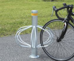 en galvaniseret pullert med bøjler til cykelparkering af mange cykler