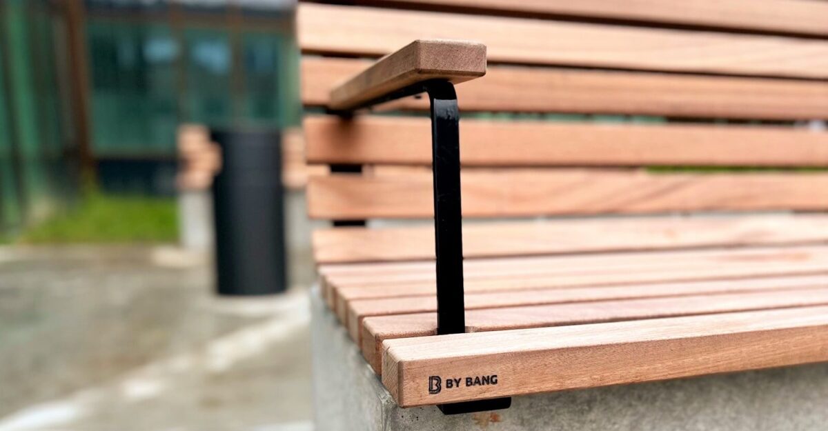 bænk i mahogni træ til montage på beton