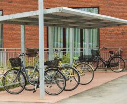 casa 11 - vedligeholdelsesfri cykeloverdækning i galvaniseret stål til parkering af mange cykler i et cykelstativ