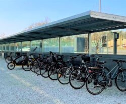 casa 11 - vedligeholdelsesfri cykeloverdækning i galvaniseret stål med cykelstativer til mange cykler