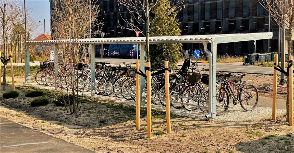 casa 11 - vedligeholdelsesfri cykeloverdækning i galvaniseret stål til parkering af mange cykler i et cykelstativ