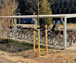 casa 11 - vedligeholdelsesfri cykeloverdækning i galvaniseret stål til parkering af mange cykler i et cykelstativ