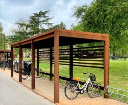 Casa 44 - en stor cykeloverdækning i cortenstål og med sedum tag med cykelstativer i corten med plads til mange cykler