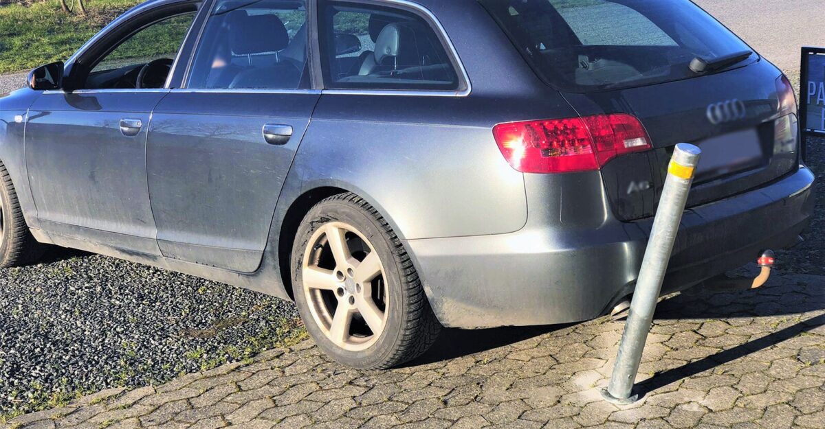 vipbar pullert i galvaniseret stål og med gulvreflektor vippet af bil