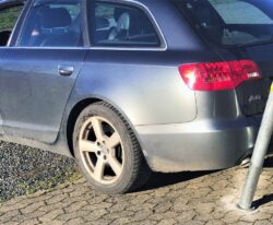 vipbar pullert i galvaniseret stål og med gulvreflektor vippet af bil