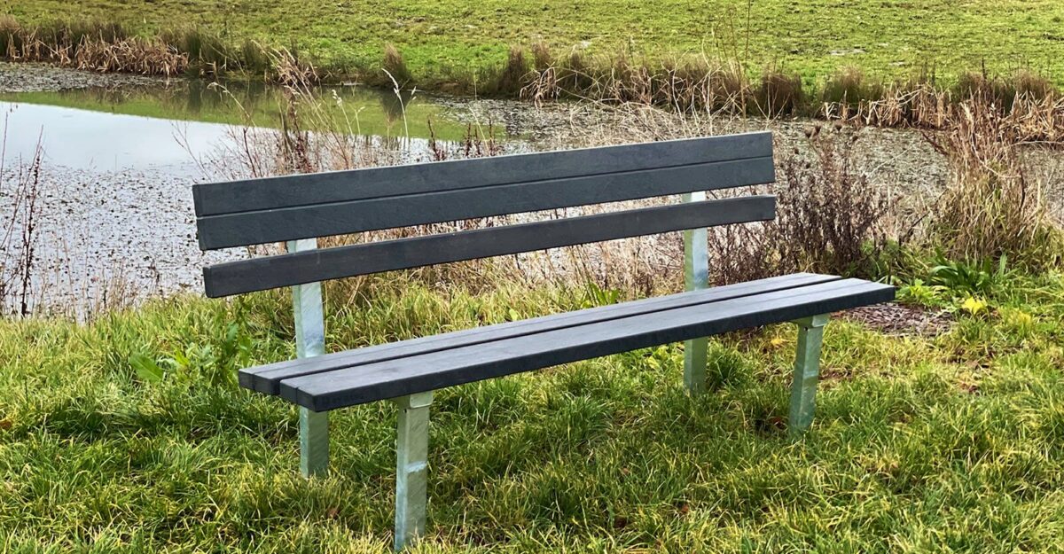 Arco - klassisk park bænk i galvaniseret stål og beklædt med vedligeholdelsesfrie genbrugsplast planker