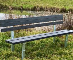 Arco - klassisk park bænk i galvaniseret stål og beklædt med vedligeholdelsesfrie genbrugsplast planker