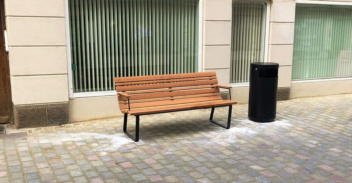 Comodo bænken en klassisk park bænk i et moderne design i stål og beklædt med mahogni planker