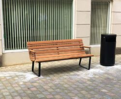 Comodo bænken en klassisk park bænk i et moderne design i stål og beklædt med mahogni planker