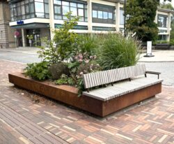 corten plantekasser med bænk Hillerød bymidt