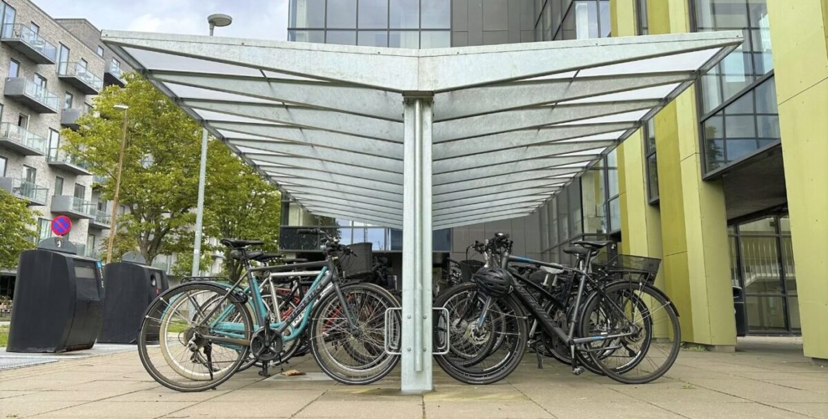 CASA 22 – Cykeloverdækning med lexan tag i et stilrent og moderne design med et skråt og forstærket tag, fremstillet i galvaniseret og med plads til mange cykler