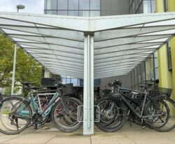 CASA 22 – Cykeloverdækning med lexan tag i et stilrent og moderne design med et skråt og forstærket tag, fremstillet i galvaniseret og med plads til mange cykler