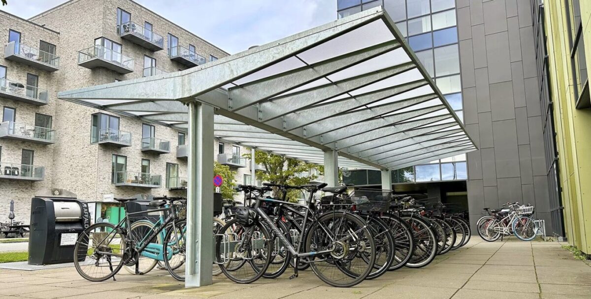 CASA 22 – Cykeloverdækning med lexan tag i et moderne design med et skråt og forstærket tag,