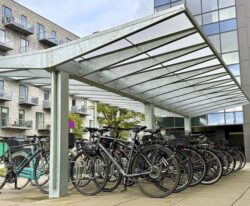 CASA 22 – Cykeloverdækning med lexan tag i et moderne design med et skråt og forstærket tag,
