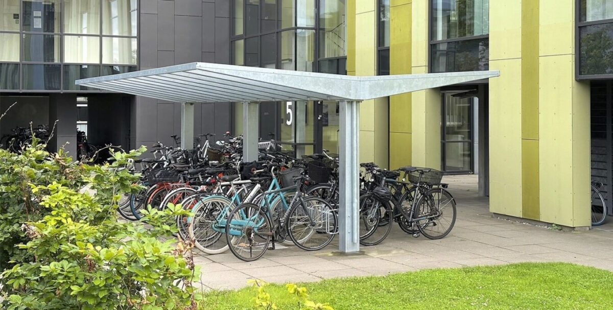 CASA 22 – Cykeloverdækning med lexan tag fremstillet i galvaniseret og med plads til mange cykler