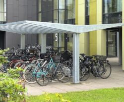 CASA 22 – Cykeloverdækning med lexan tag fremstillet i galvaniseret og med plads til mange cykler