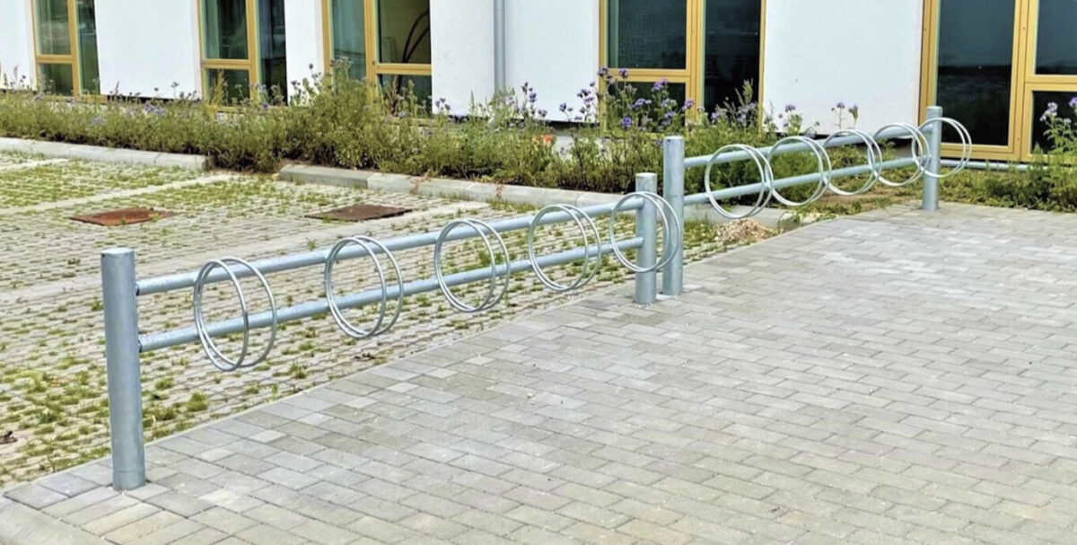 Bici - en enkel cykelstativ i galvaniseret stål med plads til mange cykler, cykelparkering