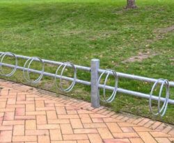 Bici - en enkel cykelstativ i galvaniseret stål med plads til mange cykler, cykel parkering i Vollsmose