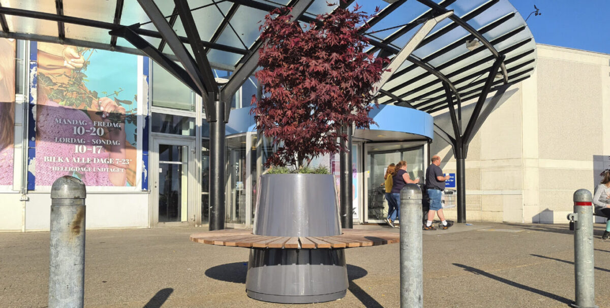 Alberi - en stor og høj plantekumme med en rund bænk
