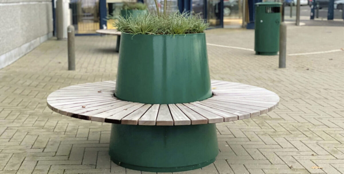 Alberi - en stor og høj plantekumme med en rund bænk