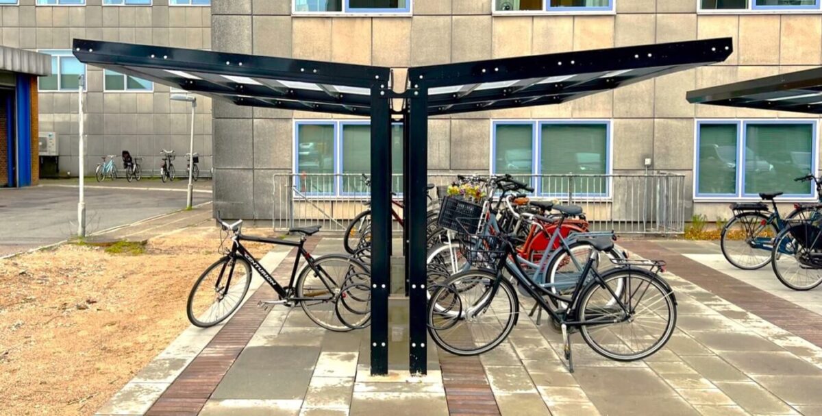 casa 11 - vedligeholdelsesfri cykeloverdækning i galvaniseret stål til mange cykler og cykelstativer på begge sider