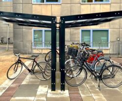 casa 11 - vedligeholdelsesfri cykeloverdækning i galvaniseret stål til mange cykler og cykelstativer på begge sider